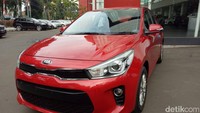 Desain grille menyambung dengan lampu proyektor bi-function yang lebih tipis. Lampu depan juga dilengkapi dengan lampu daytime running light LED berbentuk U.