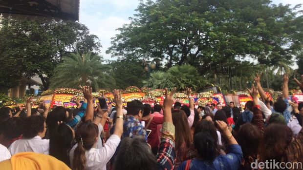 Balai Kota penuh warga / 