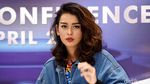 Pakai Kalung Power Rangers, Conchita Caroline Tetap Seksi?