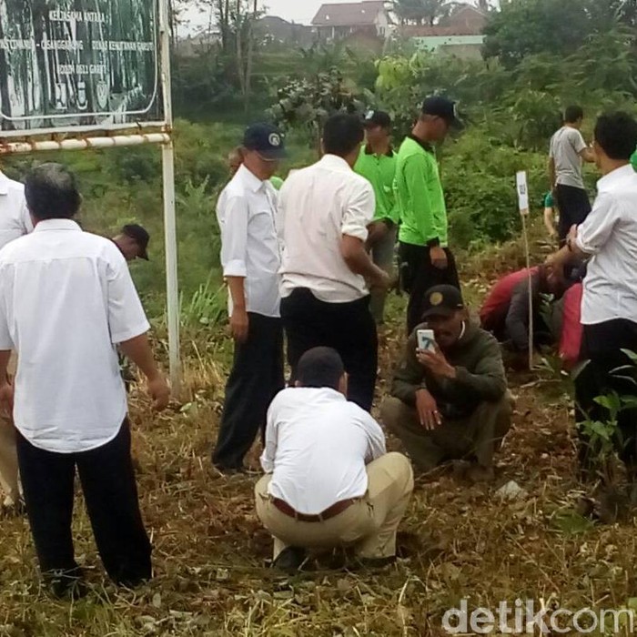 TNI di Garut Tanam Ratusan Bibit Pohon di Lahan Bekas Banjir
