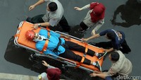 Salah saeorang korban berhasil dievakuasi ke lantai paling bawah dan langsung diberikan perawatan oleh tim medis.