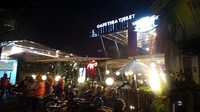 Kafe Tiga Tjeret berlokasi di Jalan Ronggowarsito No 97, Banjarsari, Surakarta. Lokasi kafe ini sangat strategis, tepat di depan Pura Mangkunegaran, tidak terlalu jauh dari Pasar Triwindu. (Wahyu/detikTravel)