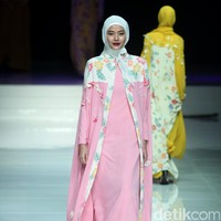 Koleksi Qonita Gholib mengangkat tema Spring Season yang terinspirasi dari bunga musim semi. di Jakarta Fashion & Food Festival 2017. Ballroom Hotel Haris. Kelapa Gading. Jakarta. [Foto: Mohamamd Abduh/Wolipop]