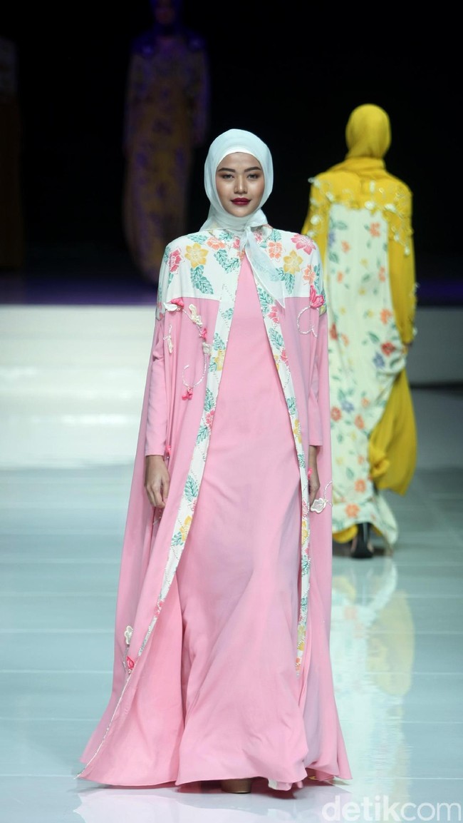 Koleksi Qonita Gholib mengangkat tema Spring Season yang terinspirasi dari bunga musim semi. di Jakarta Fashion & Food Festival 2017. Ballroom Hotel Haris. Kelapa Gading. Jakarta. [Foto: Mohamamd Abduh/Wolipop]