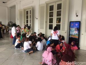 Warga Siang Ini Masih Berdatangan ke Balai Kota untuk Temui Ahok