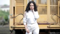 Wizzy tampil dengan busana serba putih.