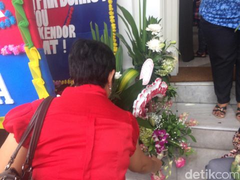 Warga mengambil bunga / 