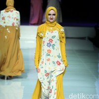 Koleksi Qonita Gholib mengangkat tema Spring Season yang terinspirasi dari bunga musim semi. di Jakarta Fashion & Food Festival 2017. Ballroom Hotel Haris. Kelapa Gading. Jakarta. [Foto: Mohamamd Abduh/Wolipop]