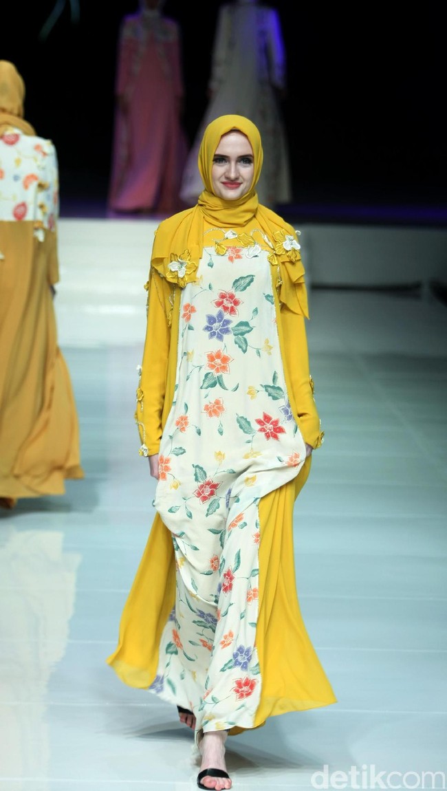 Koleksi Qonita Gholib mengangkat tema Spring Season yang terinspirasi dari bunga musim semi. di Jakarta Fashion & Food Festival 2017. Ballroom Hotel Haris. Kelapa Gading. Jakarta. [Foto: Mohamamd Abduh/Wolipop]