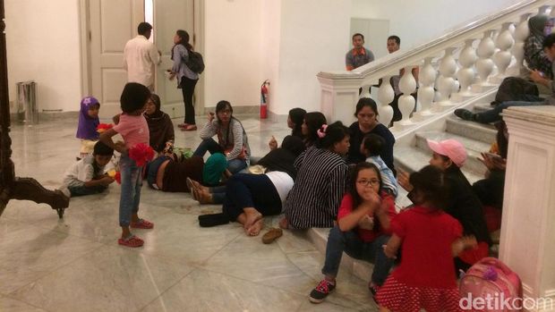 Warga Masih Berdatangan ke Balai Kota Siang Ini untuk Temui Ahok