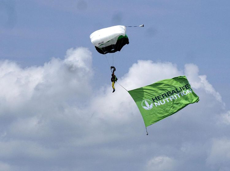 40 Penerjun Pecahkan Rekor Mass Jumping and Big Formation