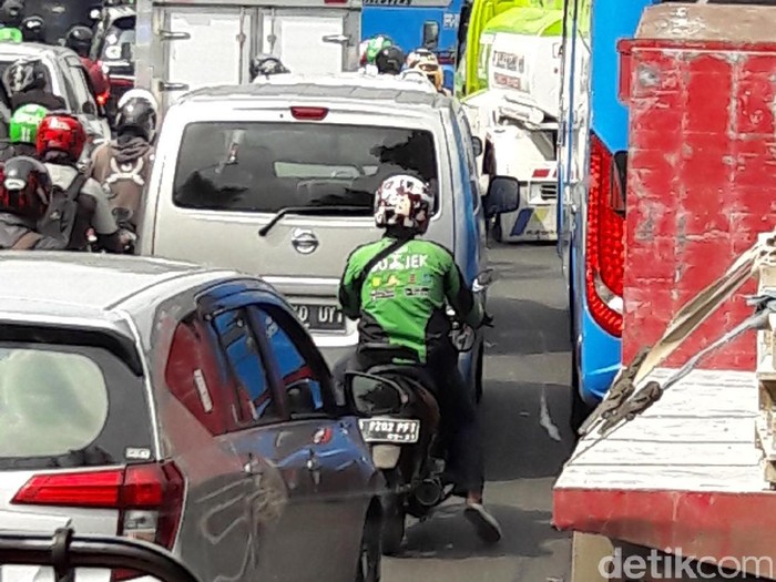 Jelang Penertiban Permukiman di Manggarai, Jalan Tambak Macet Parah