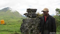 Benteng ini dindingnya adalah tumpukan batu karang dari sekitar gunung. Torrent air di luar benteng adalah bekas acara perkemahan di kawasan ini (Fitraya/detikTravel)