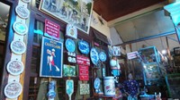 Satu lagi yang cukup menarik di warung ini adalah ornamen-ornamen penghias yang sangat banyak, sehingga lebih mirip toko barang antik dibandingkan warung makan. Ya, sembari menunggu foto-foto boleh juga lah (Wahyu/detikTravel)
