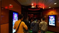 Pertunjukan itu digelar di ruang The Lido Theatre di dek 8. Setelah santap gala dinner, para penumpang pun menuju ruang itu (Masaul/detikTravel)