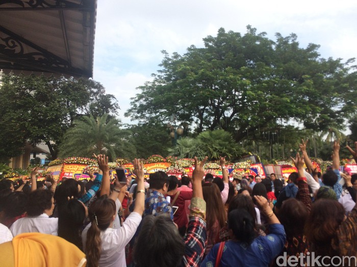 Balai Kota Kebanjiran Warga dan Karangan Bunga untuk Ahok