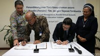 SVP Commercial Banking Bank Mandiri Dadang Ramadhan P dan bendahara yayasan Tarakanita Rafael Kristoforus Abdisa menandatangani naskah kerja sama.