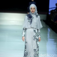Koleksi terbaru dari Ayu Dyah Andari dengan mengangkat tema La Salvia diJakarta Fashion & FOod Festival 2017. Ballroom Hotel Haris Lt.5, Kelapa Gading. Jakarta. [Foto: Mohammad Abduh/Wolipop]