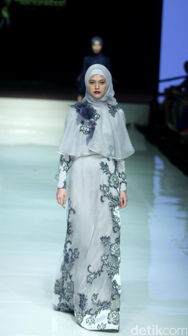 Koleksi terbaru dari Ayu Dyah Andari dengan mengangkat tema La Salvia diJakarta Fashion & FOod Festival 2017. Ballroom Hotel Haris Lt.5, Kelapa Gading. Jakarta. [Foto: Mohammad Abduh/Wolipop]
