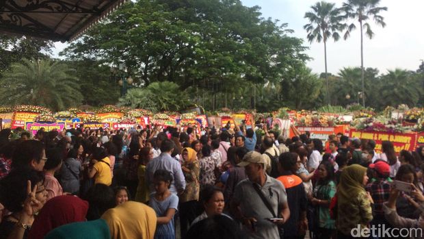 Warga memenuhi Balai Kota / 