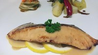 Kalau suka salmon, coba cicip Grilled Salmon Miso. Potongan salmon panggang yang empuk lembut berada di atas irisan lemon nan segar. Sausnya berupa miso yang gurih.