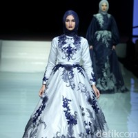 Koleksi terbaru dari Ayu Dyah Andari dengan mengangkat tema La Salvia diJakarta Fashion & FOod Festival 2017. Ballroom Hotel Haris Lt.5, Kelapa Gading. Jakarta. [Foto: Mohammad Abduh/Wolipop]