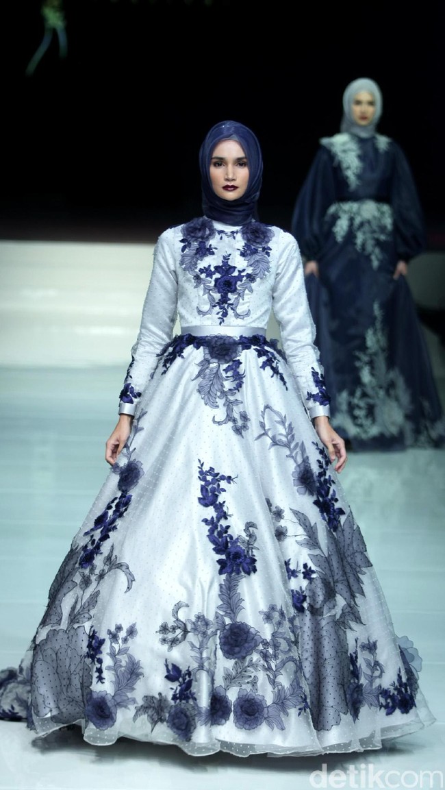 Koleksi terbaru dari Ayu Dyah Andari dengan mengangkat tema La Salvia diJakarta Fashion & FOod Festival 2017. Ballroom Hotel Haris Lt.5, Kelapa Gading. Jakarta. [Foto: Mohammad Abduh/Wolipop]