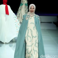 Koleksi Qonita Gholib mengangkat tema Spring Season yang terinspirasi dari bunga musim semi. di Jakarta Fashion & Food Festival 2017. Ballroom Hotel Haris. Kelapa Gading. Jakarta. [Foto: Mohamamd Abduh/Wolipop]