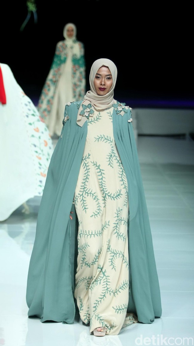 Koleksi Qonita Gholib mengangkat tema Spring Season yang terinspirasi dari bunga musim semi. di Jakarta Fashion & Food Festival 2017. Ballroom Hotel Haris. Kelapa Gading. Jakarta. [Foto: Mohamamd Abduh/Wolipop]