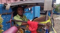 20 Tahun Ade Jadi 'Manusia Becak' di Bandung