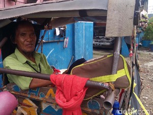 Tidak Ingin Merepotkan Anak, Ade Rela Tidur di Becak 20 Tahun