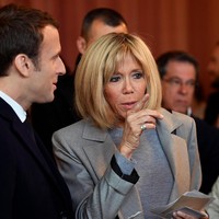 Kisah cinta tersebut tidak kunjung padam. Saat itu pun, Brigitte masih memiliki suami namun Emmanuel telah jatuh cinta pada gurunya itu selama bertahun-tahun. Pada 2007, Briggite dan Emmanuel akhirnya menikah. Beda usia 24 tahun tampaknya tidak menjadi halangan.  Foto: REUTERS/Eric Feferberg/Pool