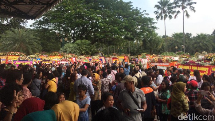 Lagu Bebaskan Ahok dan Maju Tak Gentar Menggema di Balai Kota