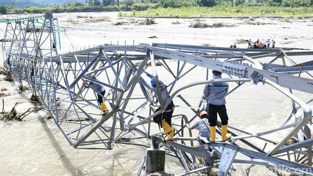 Petugas PLN benahi tower listrik roboh Sulteng