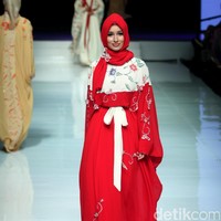 Koleksi Qonita Gholib mengangkat tema Spring Season yang terinspirasi dari bunga musim semi. di Jakarta Fashion & Food Festival 2017. Ballroom Hotel Haris. Kelapa Gading. Jakarta. [Foto: Mohamamd Abduh/Wolipop]