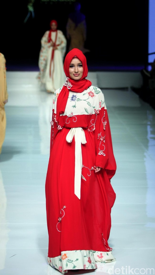 Koleksi Qonita Gholib mengangkat tema Spring Season yang terinspirasi dari bunga musim semi. di Jakarta Fashion & Food Festival 2017. Ballroom Hotel Haris. Kelapa Gading. Jakarta. [Foto: Mohamamd Abduh/Wolipop]