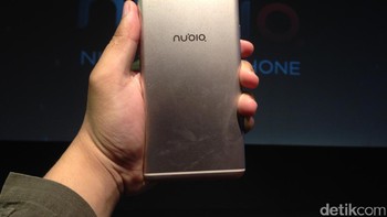 M2 Lite dibalut fisik metal unibody, prosesor octa core 64-bit, RAM 4 GB, ROM 32 GB, dan baterai 3.000 mAh. Foto: detikINET/Agus Tri Haryanto