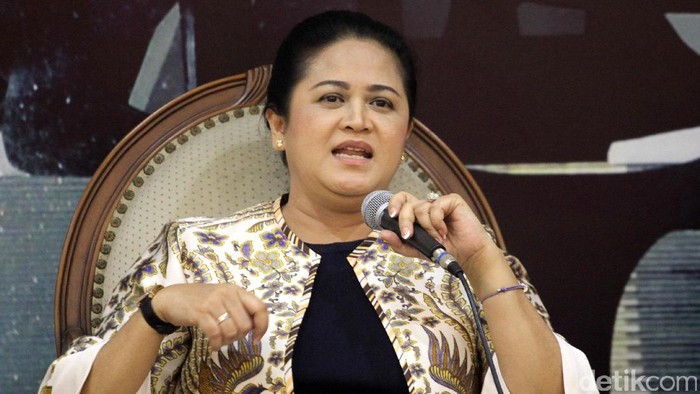 Connie Rahakundini Bakrie merupakan pengamat militer