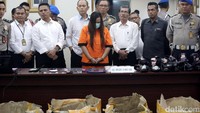 Twevi Saomi alias Yani Andriyani dihadirkan dalam rilis di Mapolda Metro Jaya.