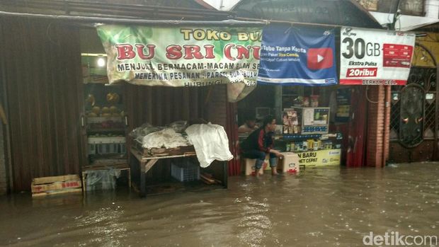 Banjir Landa Kemang Utara, Kendaraan Tak Bisa Melintas 