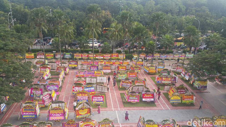 Karangan Bunga untuk Ahok Nilainya Mencapai Rp 1,3 Miliar Karangan Bunga untuk Ahok Nilainya Mencapai Rp 1,3 Miliar