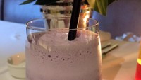 Segarkan tenggorokan dengan Blueberry Almond. Smoothies ini diracik dari blueberry segar, susu dan taburan almond.