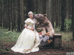 Karya Fotografer Satukan Hewan Liar dengan Model Cantik