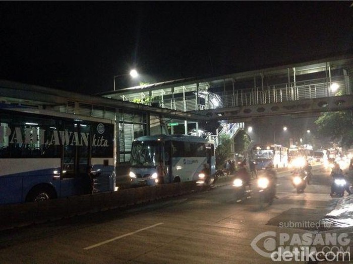 Terjebak di Busway, Pengendara Angkat Motor Lewati Separator