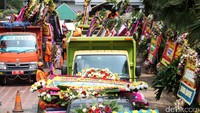 Butuh beberapa truk untuk memindahkan karangan bunga ini.
