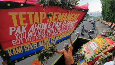 Karangan Bunga untuk Ahok Kelilingi Monas