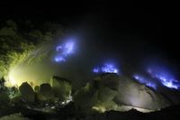 Api biru di Kawah Ijen (Aldhi Sanjaya Putra/d'Traveler)