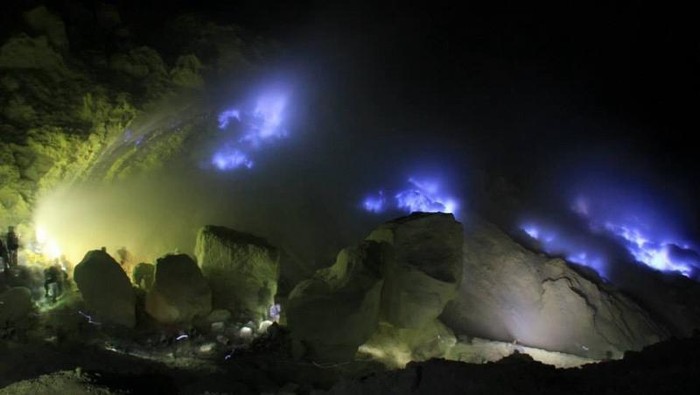 Blue Fire Kawah Ijen di Banyuwangi