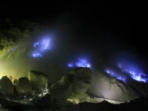 Menurut Peneliti, Api Biru Kawah Ijen Satu-satunya di Dunia