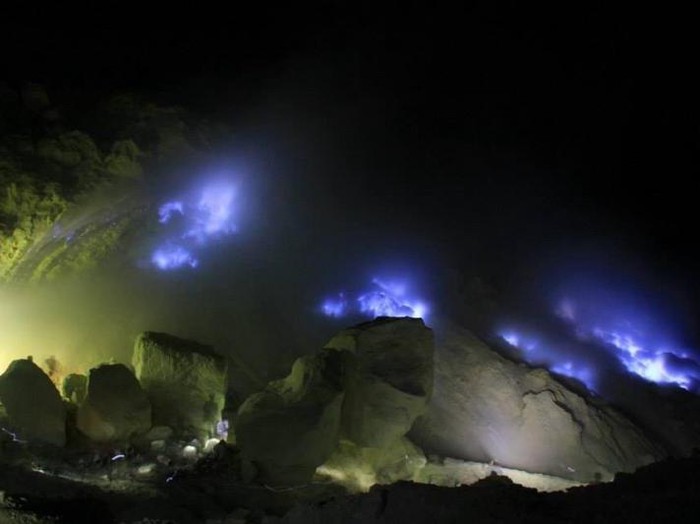 Blue Fire Kawah Ijen di Banyuwangi